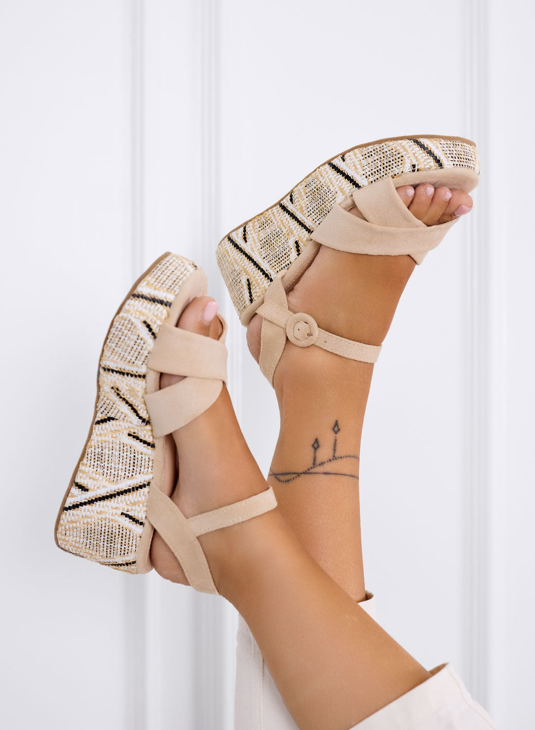 Larissa - Sandali con suola platform lavorata e cinturino alla caviglia