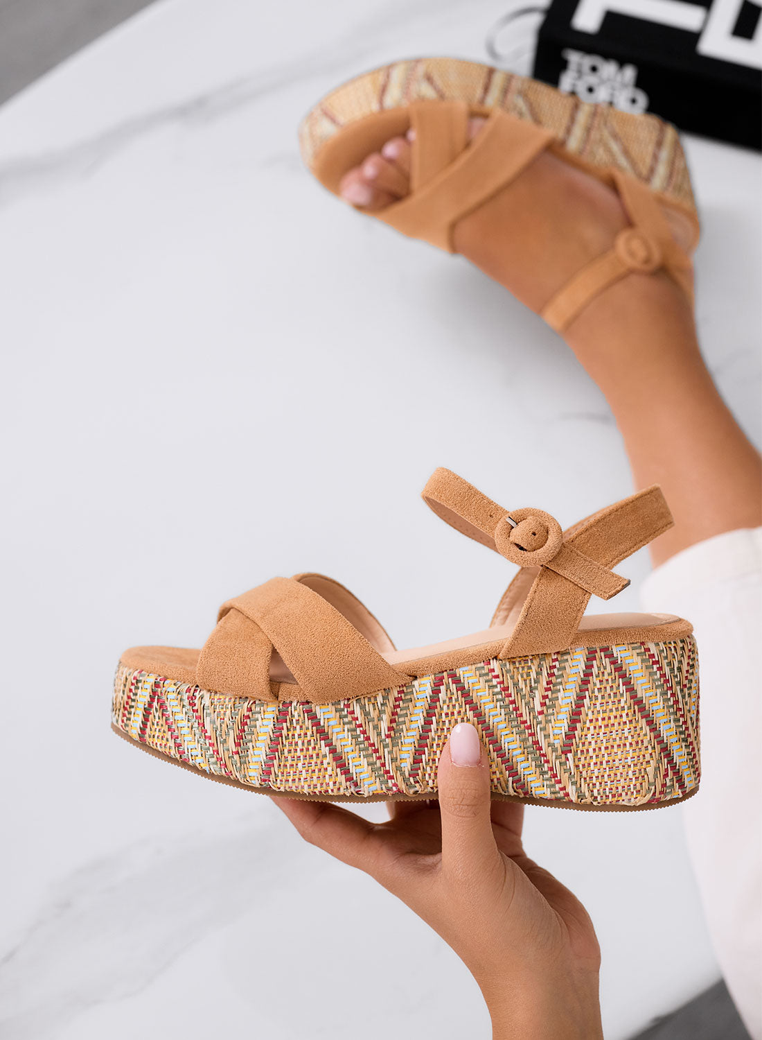 Larissa - Sandali con suola platform lavorata e cinturino alla caviglia
