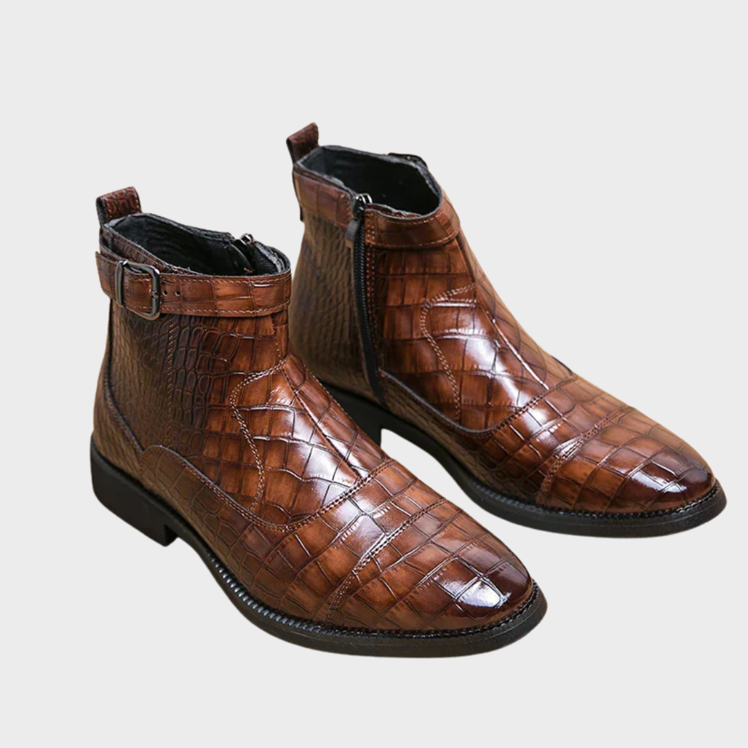 Dylan™ | Botins com Fivela em Couro Sintético