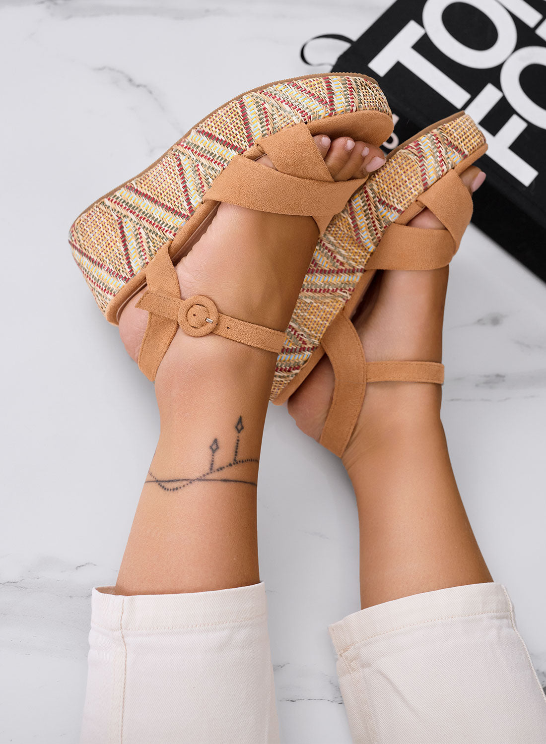 Larissa - Sandali con suola platform lavorata e cinturino alla caviglia