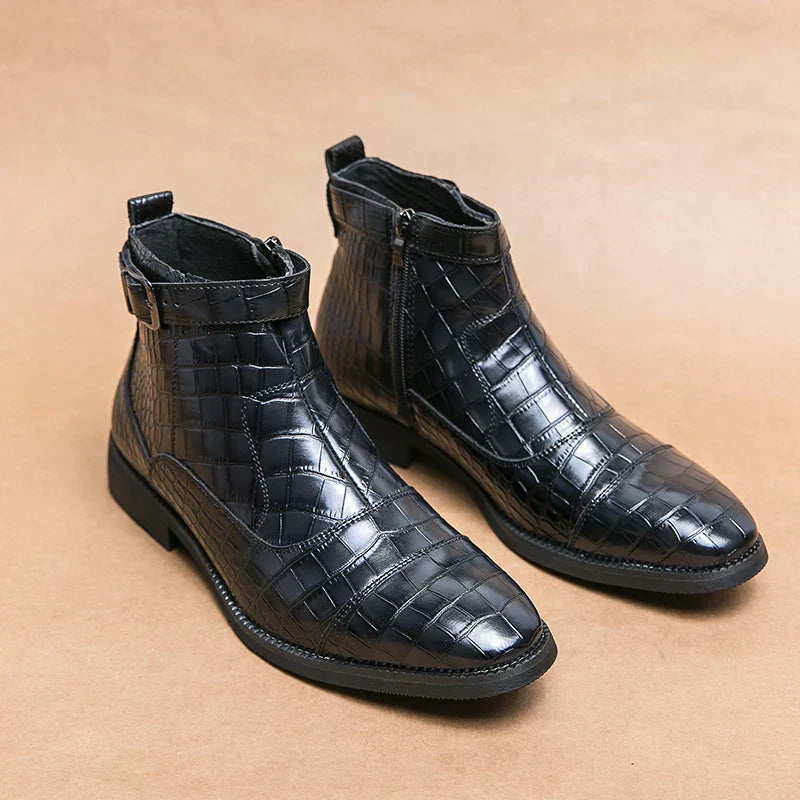 Dylan™ | Botins com Fivela em Couro Sintético