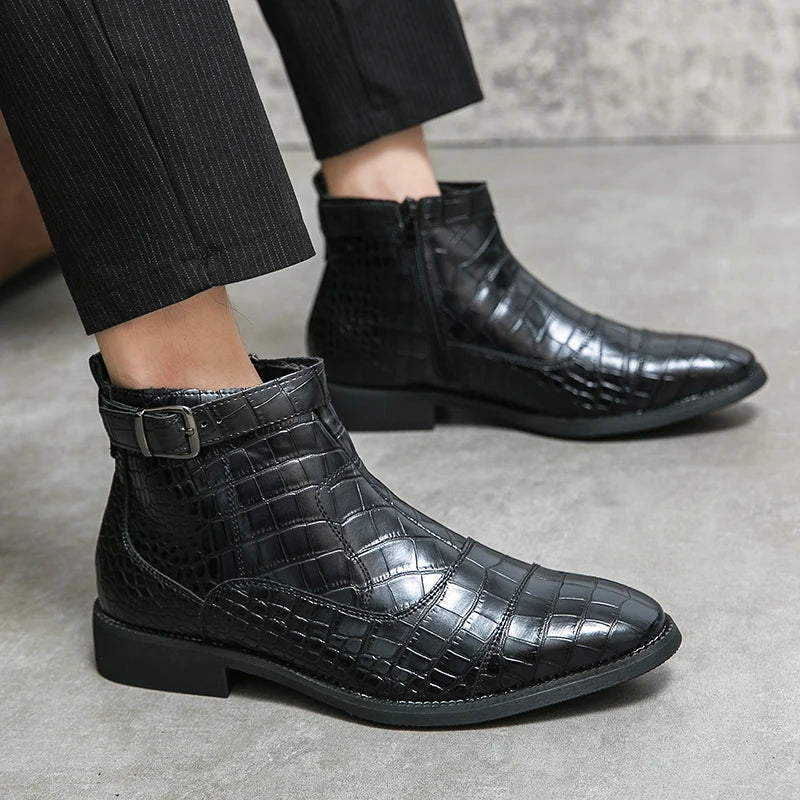 Dylan™ | Botins com Fivela em Couro Sintético