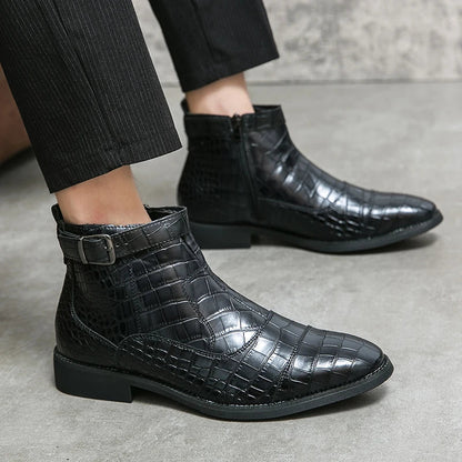 Dylan™ | Botins com Fivela em Couro Sintético