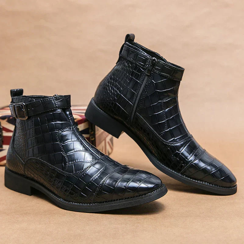 Dylan™ | Botins com Fivela em Couro Sintético