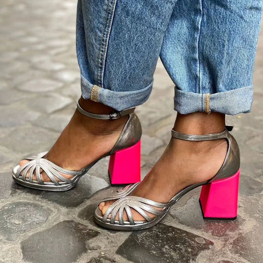 Naelle™ | Sandali lucidi con tacco grosso ed elegante fibbia